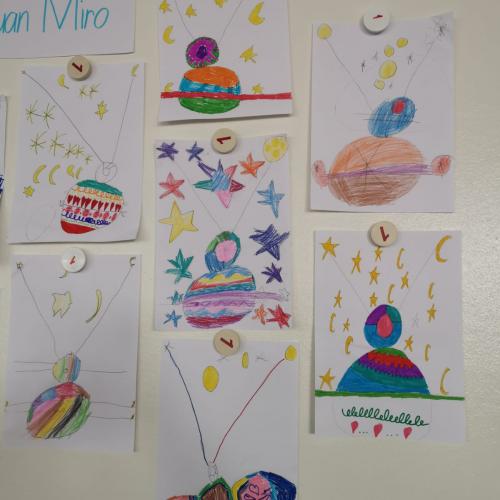 Die Kinder malten ein Bild nach Juan Miro