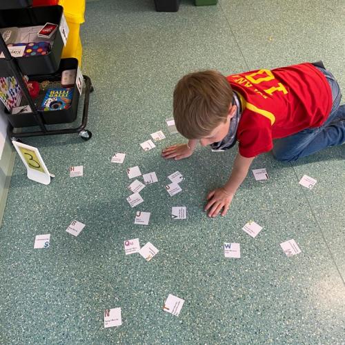 Ein Junge beim Buchstabenturnen