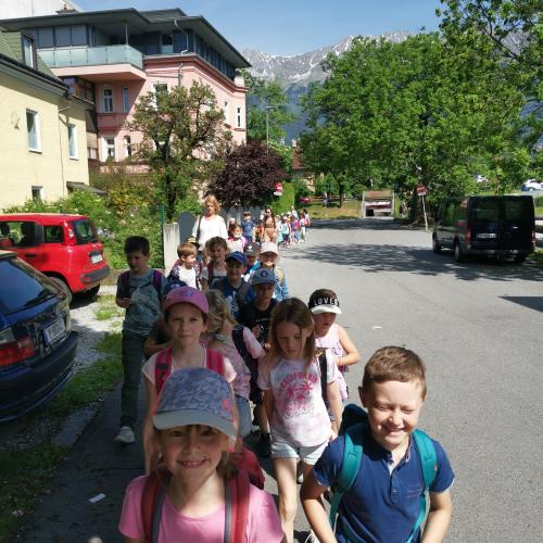 Die Kinder der zweiten Klassen auf ihrem Ausflug