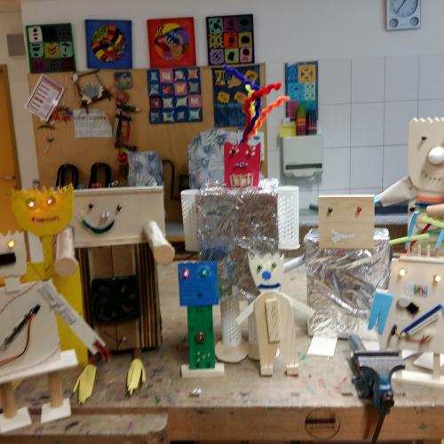 Die 4. Klassen bauen im Werkunterricht einen Roboter