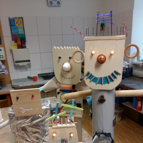 Die 4. Klassen bauen im Werkunterricht einen Roboter