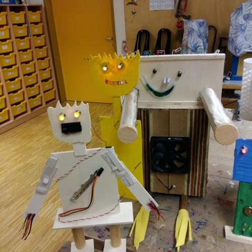 Die 4. Klassen bauen im Werkunterricht einen Roboter 