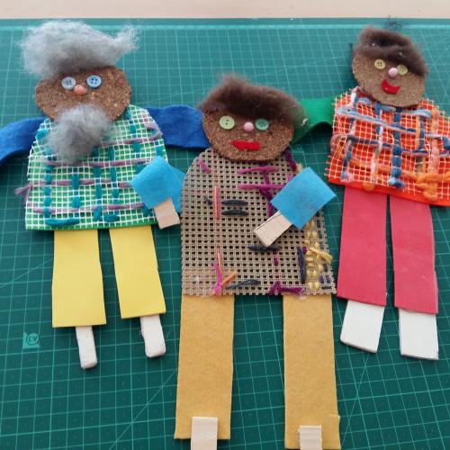 3 Männchen schön verziert mit Stickereien