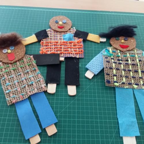 3 Männchen schön verziert mit Stickereien