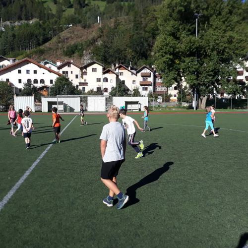Am Sportplatz im Freien