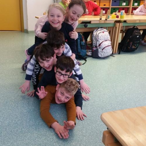 Kinder spielen miteinander