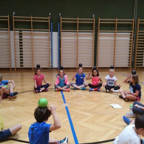 Die Kinder der 3a versuchen einen Ball auf dem Kopf zu halten