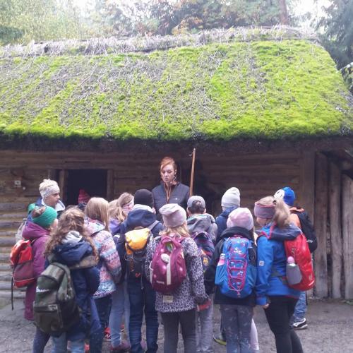 Kinder stehen vor der Hütte