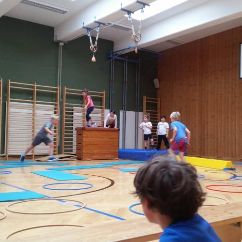 Die Kinder der 3a beim Turnen 