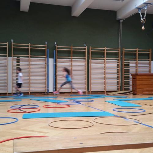 Die Kinder der 3a beim Turnen