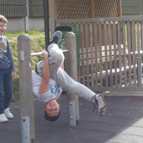 Kind am Reck