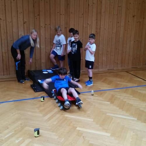 Kind auf der Rodel