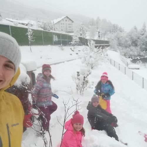 Die Kinder beim Rutschblattfahren