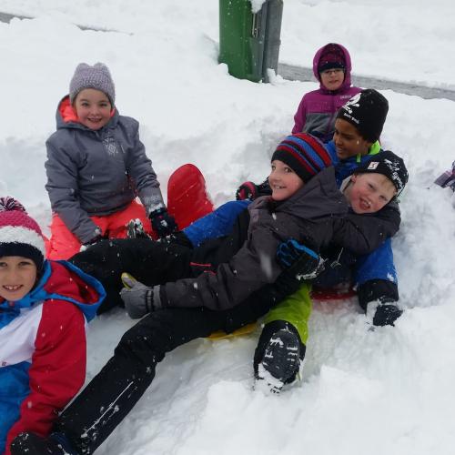 Die Kinder beim Rutschblattfahren