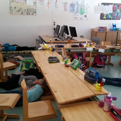 Die Kinder genießen die geleitete Meditation