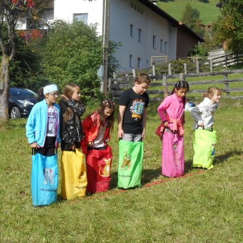 Die Kinder der 3b beim Sackhüpfen