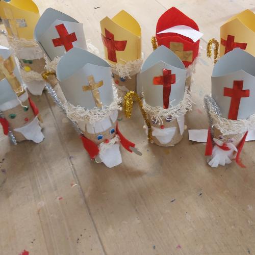 Eine Gruppe Nikoläuse