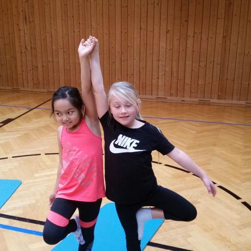 Zwei Kinder machen den Yoga-Baum