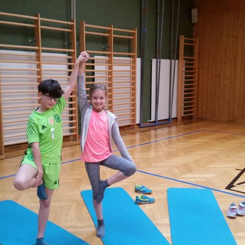 Den Yoga-Baum als Partnerarbeit