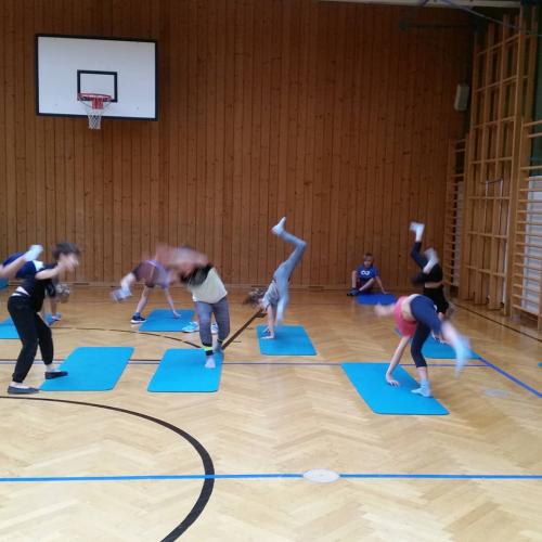 Kinder schlagen ein Rad