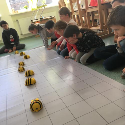 Die Kinder sind gespannt, ob es funktioniert.