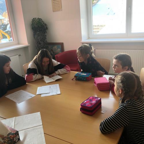 NMS-Schüler_innen lesen VS-Schüler_innen vor