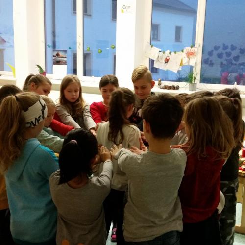 Die Kinder fangen das Kind, das in der Mitte des Vertrauenskreises steht, auf