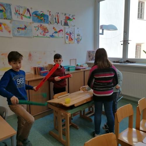 Die Kinder musizieren 