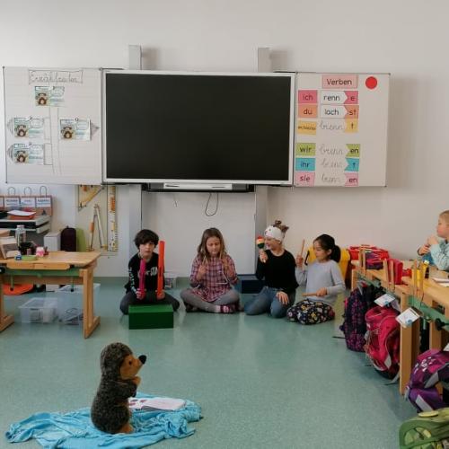 Die Kinder musizieren 