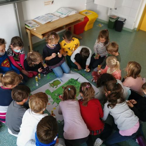 Die Kinder beim Basteln.