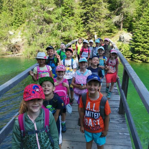 Klassenfoto auf der Brücke