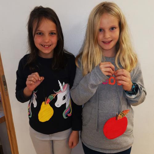 Marina und Mathilda mit ihrem Obst