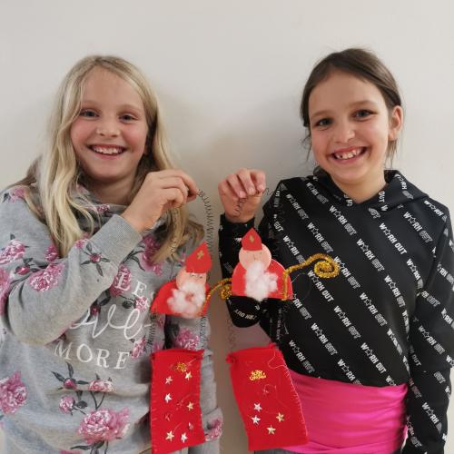 Mathilda und Marina mit ihrem Nikolaussäckchen