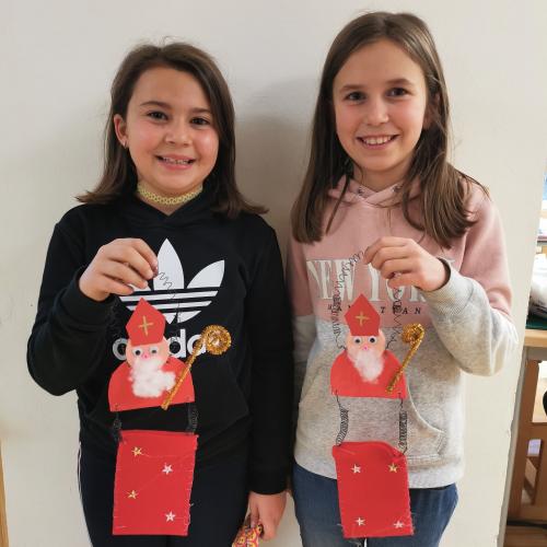 Sarina und Valentina mit ihrem Nikolaussäckchen