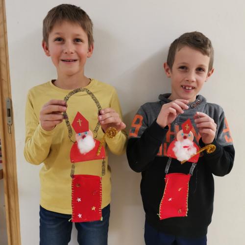 Elias und Rafael mit ihrem Nikolaussäckchen