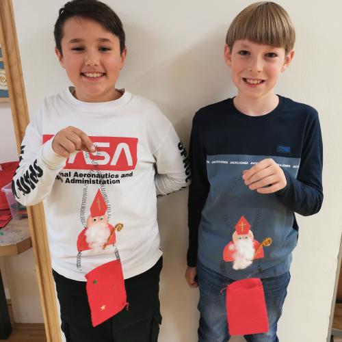 Marko und Marlon mit ihrem Nikolaussäckchen