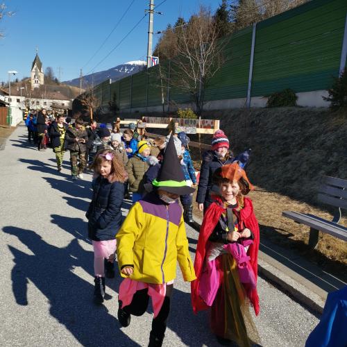 Umzug durchs Dorf