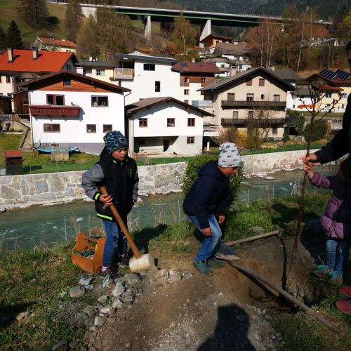 2a beim Einpflanzen vom essbaren Schulweg