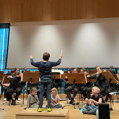 Kind als Dirigent