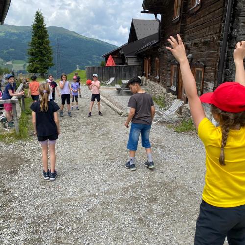 Der Abschlussausflug der diesjährigen 4. Klassen ging auf die Sattelbergalm!