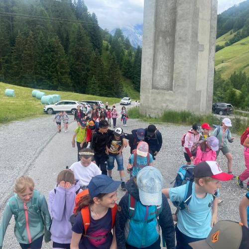 Der Abschlussausflug der diesjährigen 4. Klassen ging auf die Sattelbergalm!