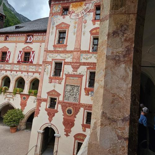 Außenfassade mit Widmung