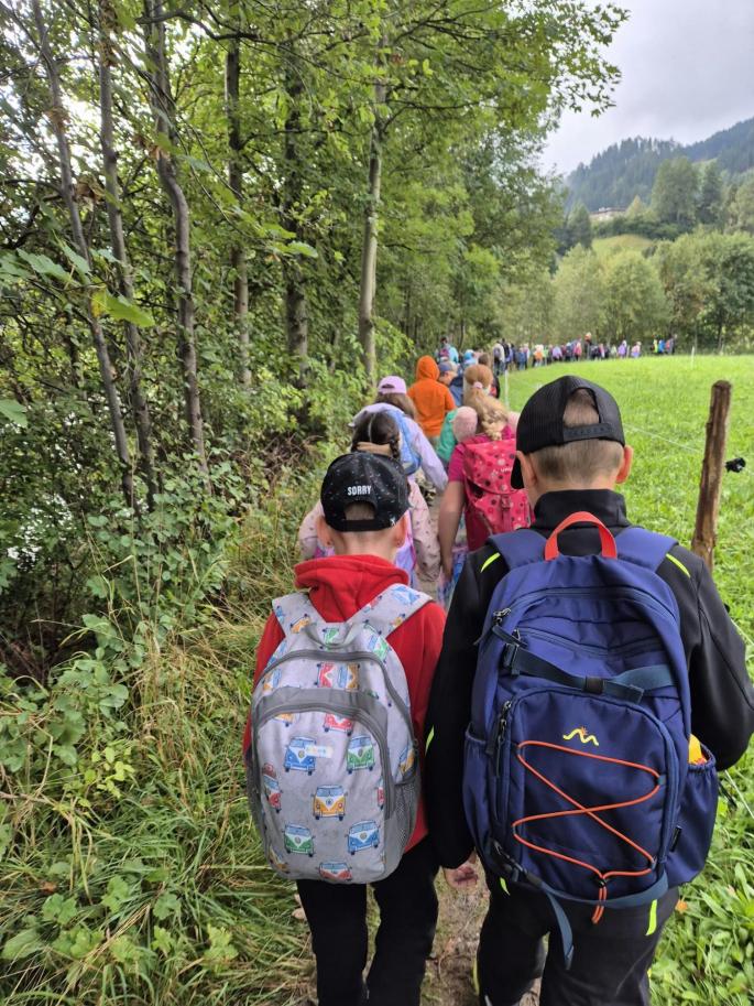 Kinder in einer Zweierreihe