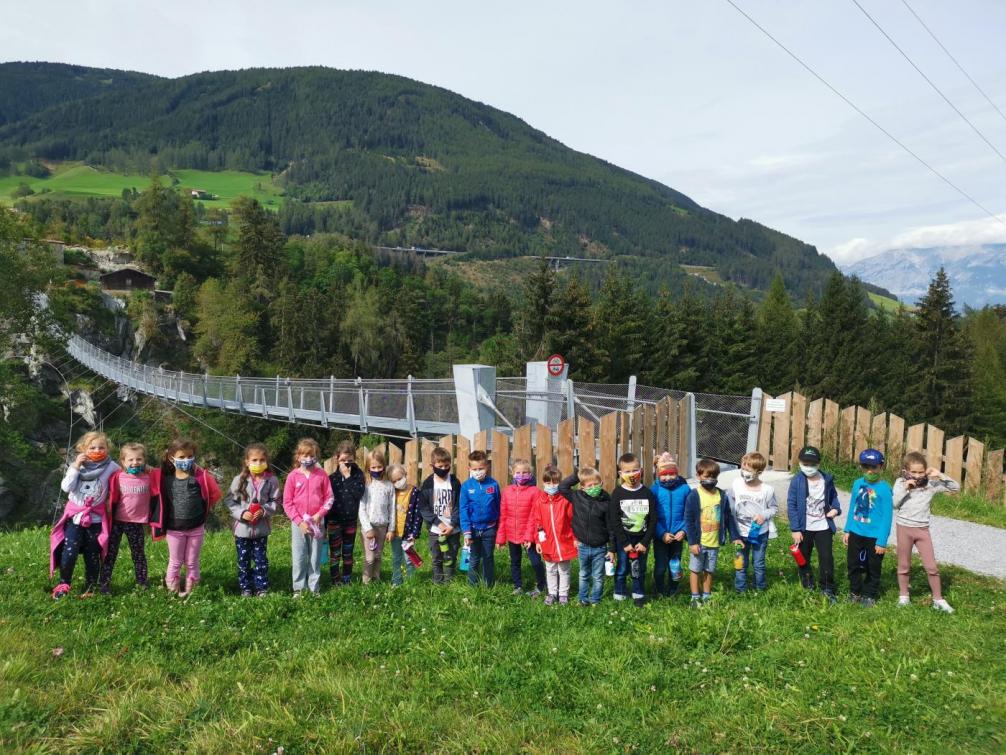 Klassenfoto bei Hängebrücke