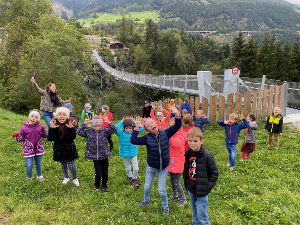 Die 1b Blumenklasse entdeckt die Hängebrücke zum Schloss Trautson. 