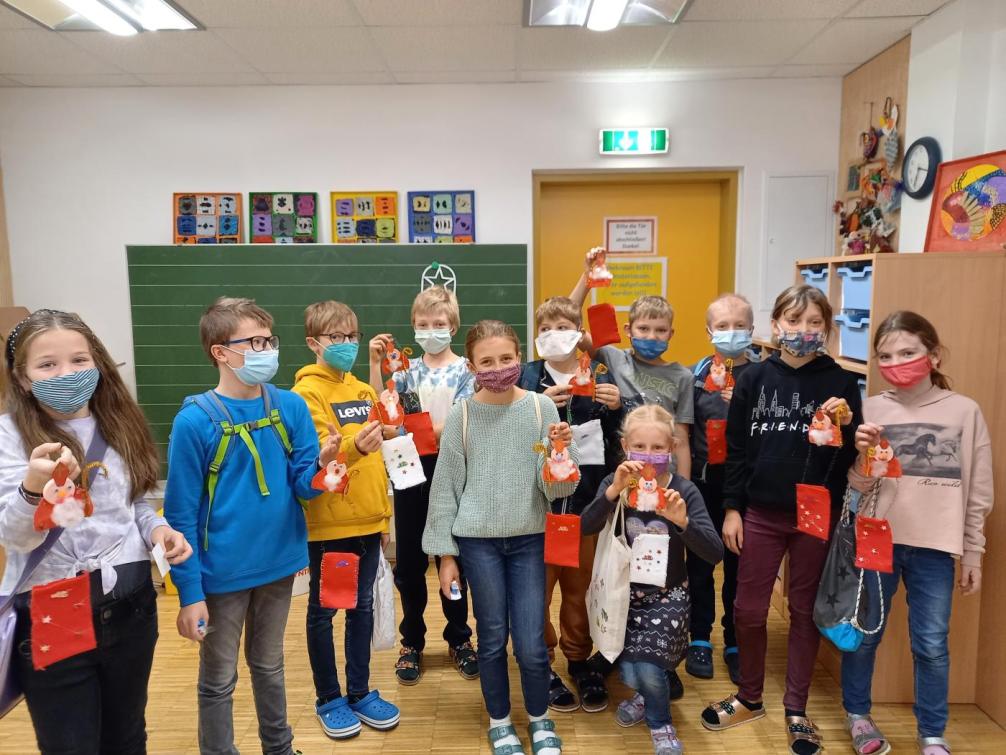 Kinder der 4b-Klasse mit ihren Nikolaussäckchen