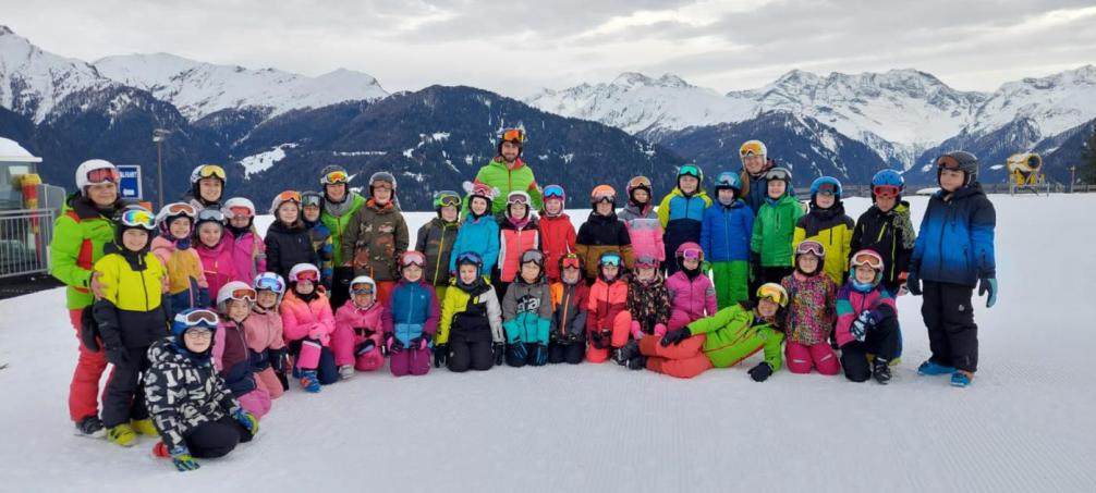 Gruppenfoto der 3. Klassen bei der Skiwoche