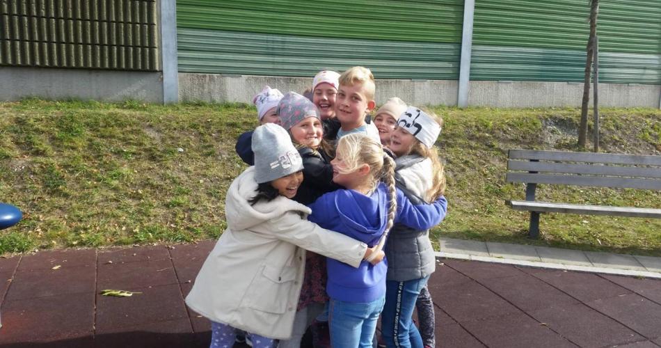 Kinder umarmen sich