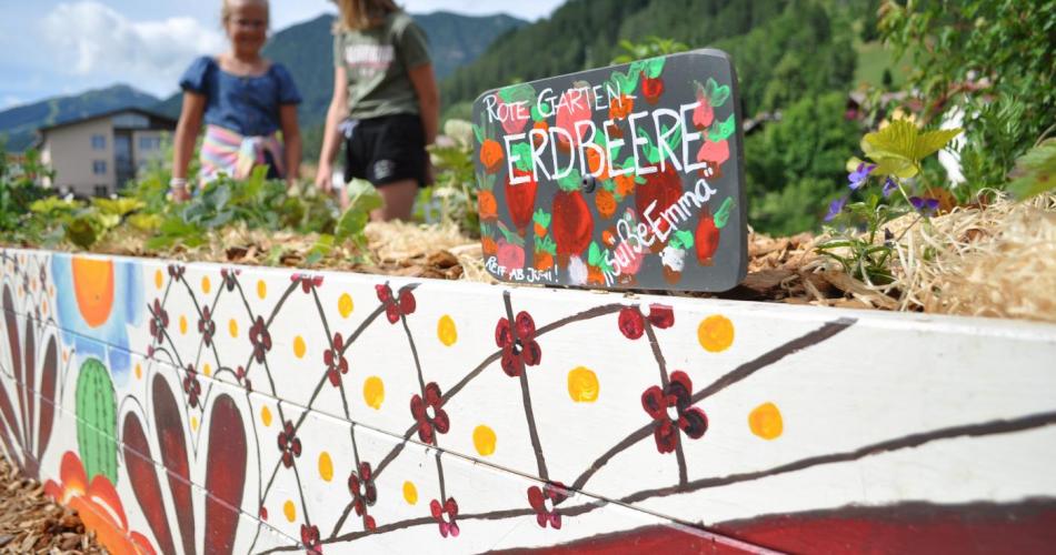 Kinder beim Entdecken des essbaren Schulweges