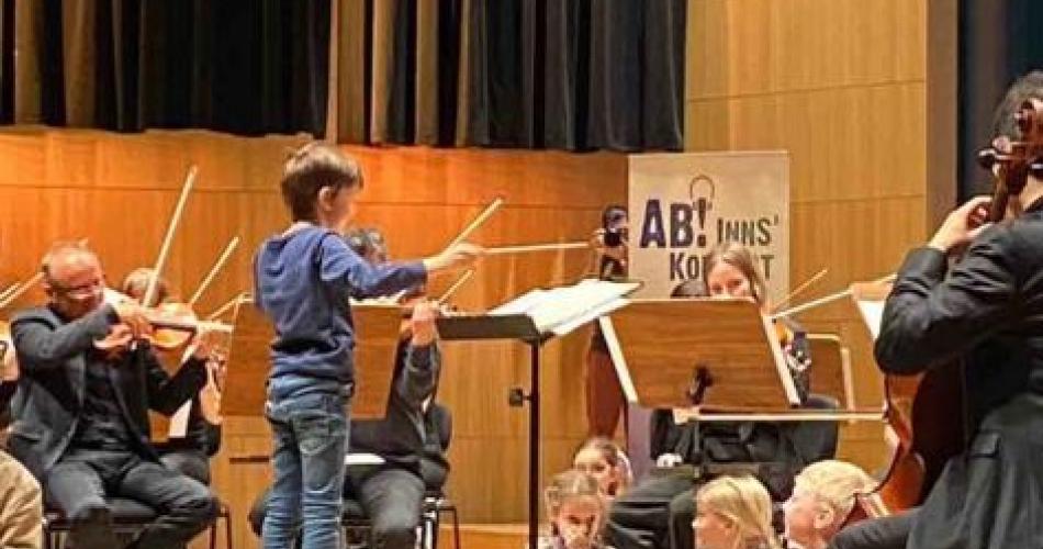 Kind dirigiert das Orchester